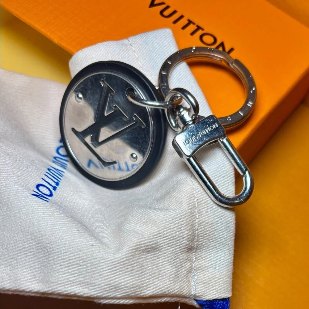 Louis Vuitton LV Circle Keychain / Bag Charm – Authentic - Picture 10 of 12